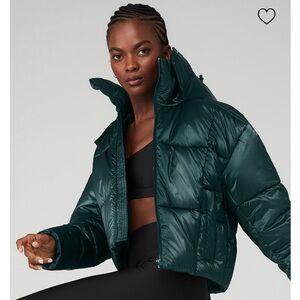 Alo Pearlized pristine puffer jacket in midnight green.